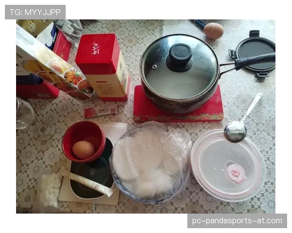 施洋家的冰箱里只放蛋白粉和冰水，连瓶可乐都找不到