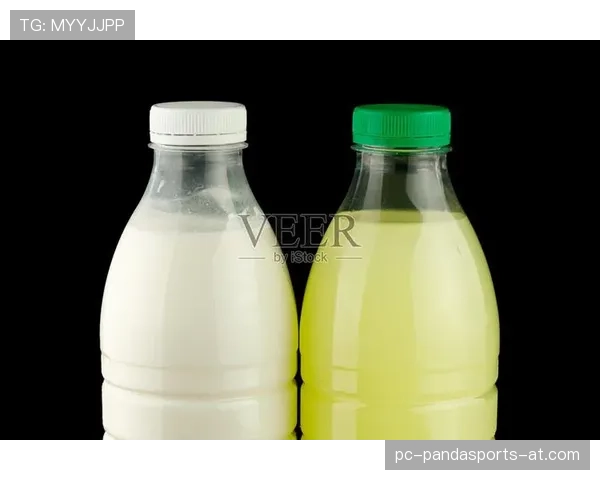 杨千霖家的冰箱里塞满了蛋白粉，连饮料都喝零卡的