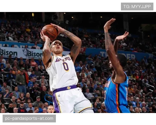 库兹马通过高效无球跑动提升团队三分威胁，拉开阵容空间明显优于队友